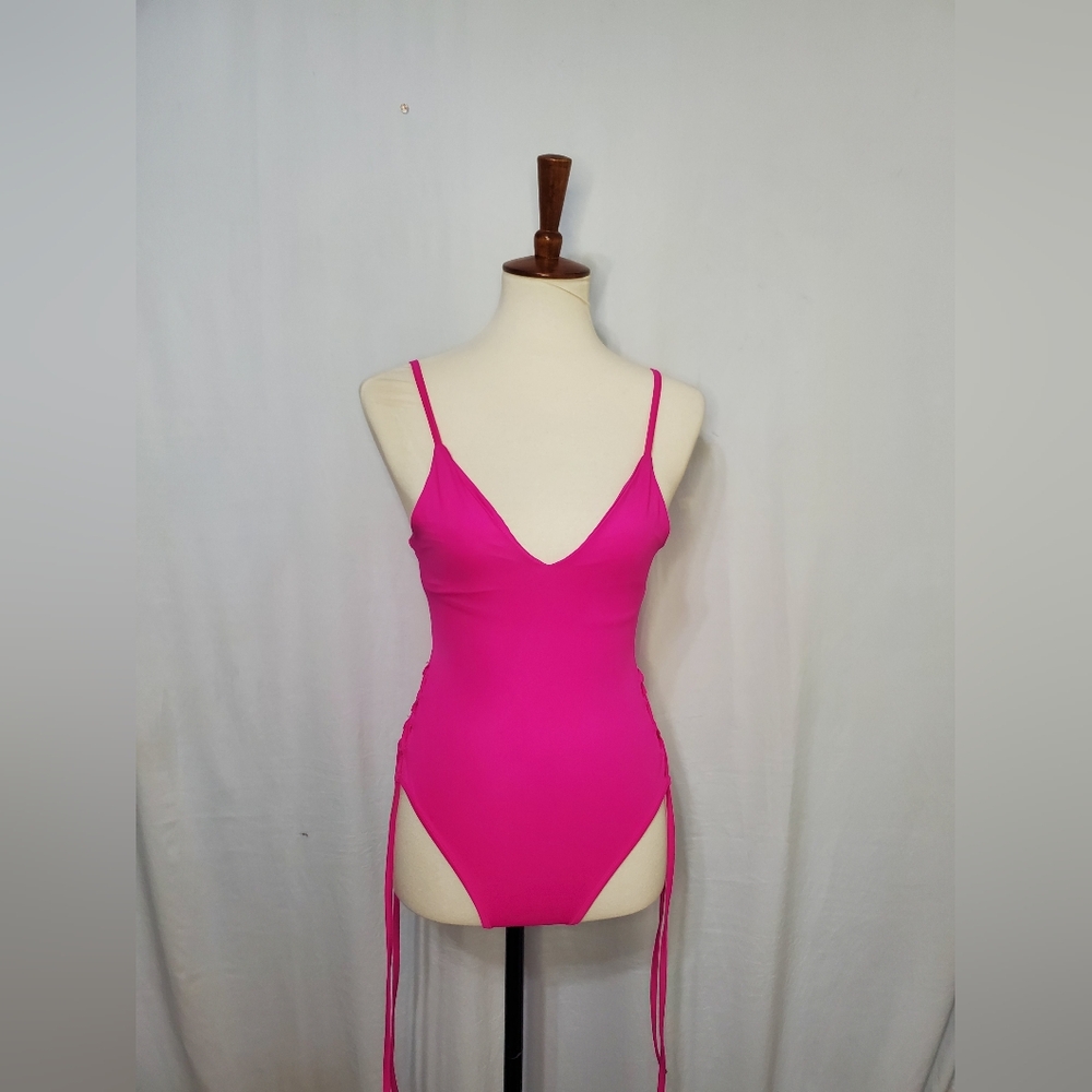 NWT Women’s Daisy Pink One Piece Bathing Suit Size Small